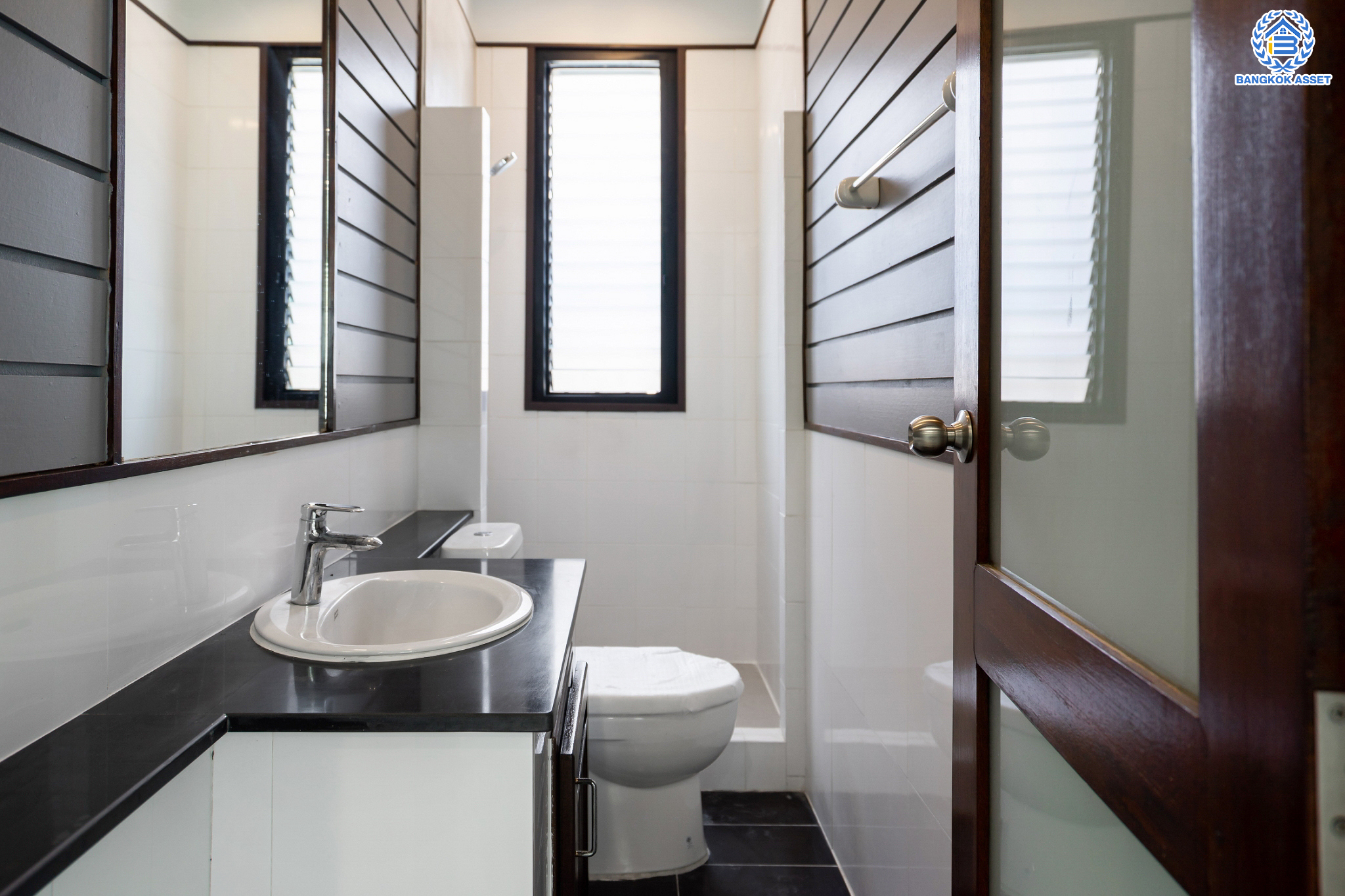 บ้านมือสองตกแต่งใหม่ ม.นราวัลล์ เกษตร-นวมินทร์ บ้านเดี่ยวหลังมุม เนื้อที่ 54.2 ตร.ว. ฟังก์ชันรวม 4 ห้องนอน 3 ห้องน้ำ 1 ห้องอเนกประสงค์ จอดรถได้ 2 คัน กว้างขวาง Built in Furniture พร้อมทุกการใช้งาน บนทำเลใจกลางเมือง! เชื่อมต่อทั้ง ถนนนวมินทร์, ถนนนวลจันทร์, ถ.ลาดพร้าว, ถ.รามอินทรา ใกล้ The Walk เกษตรนวมินทร์, ทางด่วนรามอินทรา และรถไฟฟ้าสายสีน้ำตาล "สถานีนวลจันทร์"